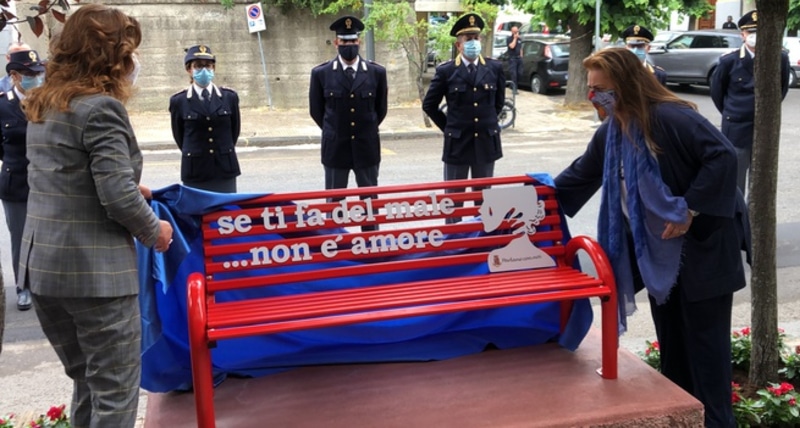 Violenza sulle Donne_ _panchina rossa_ davanti la questura di Cosenza (Foto ANSIA)
