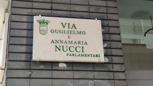 la targa di via Guglielmo e Anna Maria Nucci