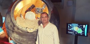 De Magistris a Fiumefreddo per una mostra “spaziale” e la presentazione del libro “Disperanza” 1