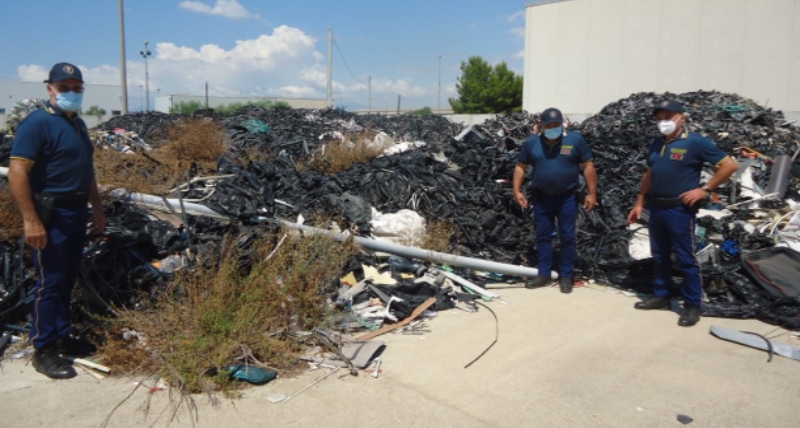 Zona industriale Corigliano_ sequestrata area con montagne di plastica