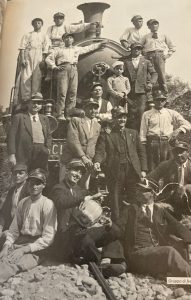 gruppo di ferrovieri sulla locomotiva
