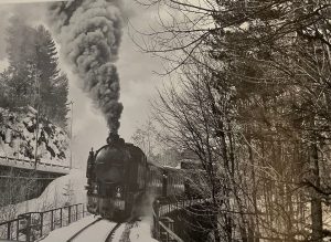 una locomotiva ritratta nel libro