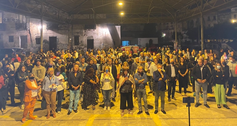 Comunali, bagno di folla per Franz Caruso in Piazza Arenella a Cosenza