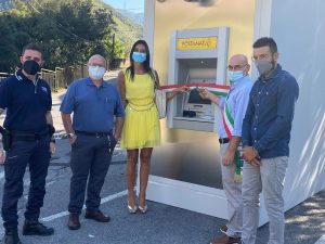 Il sindaco Fiorenzo Conte insieme alla direttrice della filiale di Poste di Castrovillari, Teresa Cozzolino