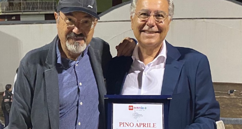 PINO APRILE RICEVE IL PREMIO “OMNIA É PER LE ECCELLENZE MERIDIONALI”