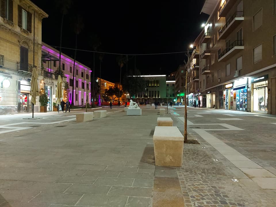 Piazza Giuseppe Carratelli dinanzi la fontana di Giugno - Cosenza