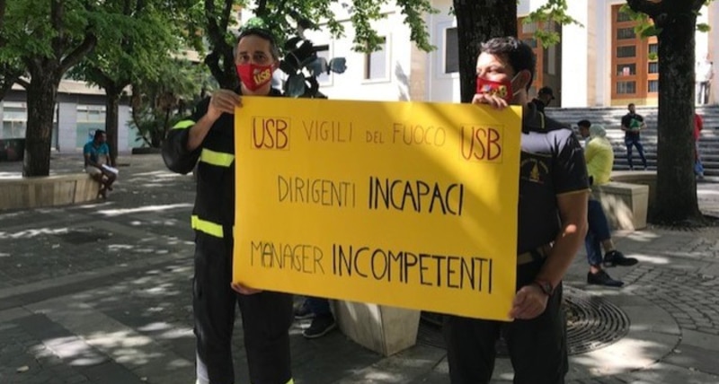 Protesta a Cosenza dei vigili del fuoco_ _Lasciati soli senza mezzi e acqua_