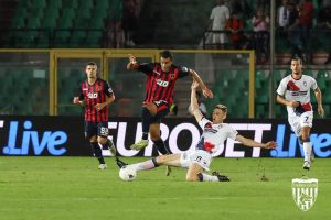 Un'azione di gioco tra Cosenza e Crotone (Ph. ILCOSENZA.IT)