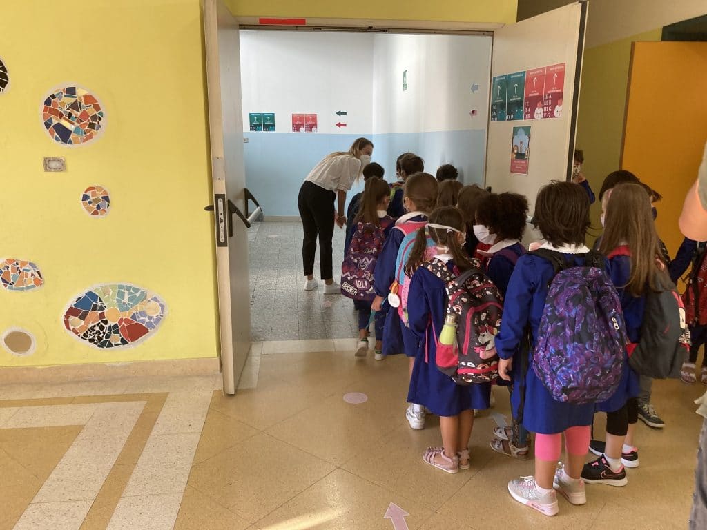 gli alunni delle scuole elementari di via Roma entrano in classe - 2