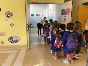 gli alunni delle scuole elementari di via Roma entrano in classe - 2