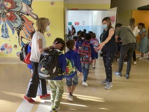 gli alunni delle scuole elementari di via Roma entrano in classe