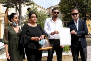 il Sindaco Occhiuto con i familiari di Gigi Marulla