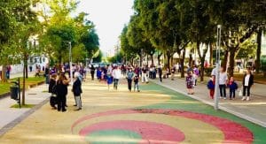 la piazza antistante le scuole