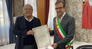 Il Prof. Giorgio De Santis, di origini cosentine ed oggi Ordinario di chirurgia plastica ricostruttiva ed estetica all'Università di Modena, riceve la pergamena della cittadinanza onoraria
