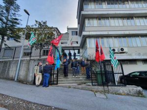 Stipendi non pagati_ lavoratori del Consorzio di bonifica di Mormanno protestano (FOTO ANSA)