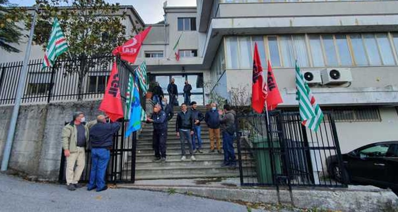 Stipendi non pagati_ lavoratori del Consorzio di bonifica di Mormanno protestano
