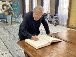 il prof.De Santis firma il libro delle onorificenze