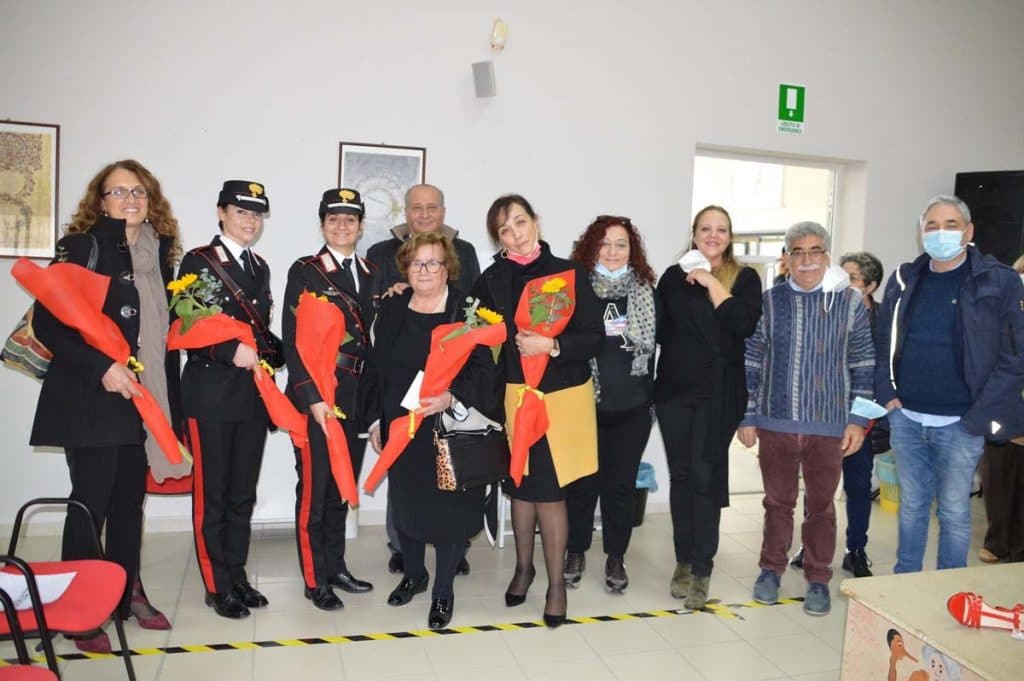 Cariati, rose bianche alla panchina rossa in memoria di Battistina