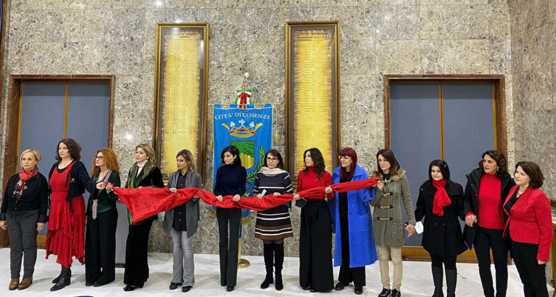Comune di Cosenza un nastro rosso contro la violenza sulle donne