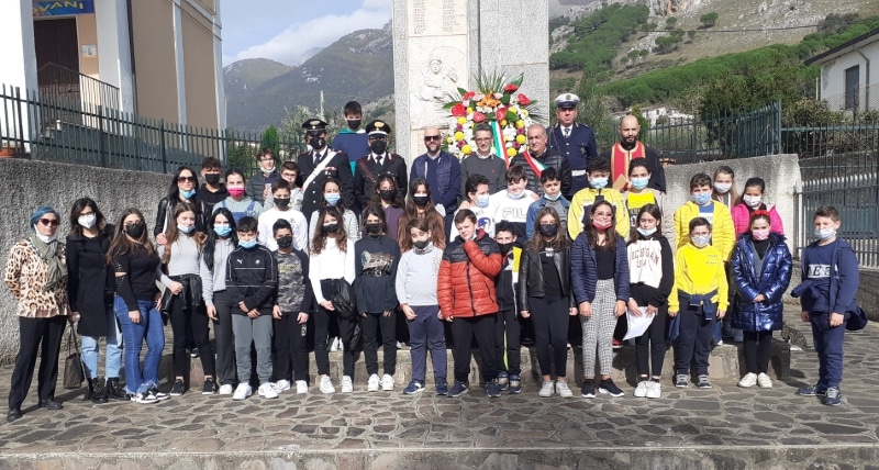 Frascineto depone una corona d'alloro al Monumento dei Caduti per la Festa del 4 novembre