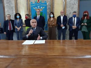 Il Sindaco Franz Caruso e alle sue spalle la Giunta di Palazzo dei Bruzi