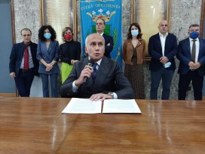 Il Sindaco Franz Caruso durante la conferenza