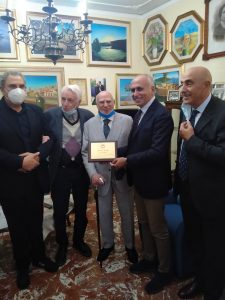 il Sindaco Franz Caruso consegna la targa della città di Cosenza a Vincenzo Cretella