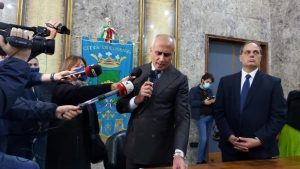 il sindaco Franz Caruso durante la conferenza stampa