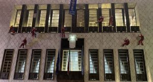 Cosenza, la carica dei Babbo Natale a Palazzo dei Bruzi