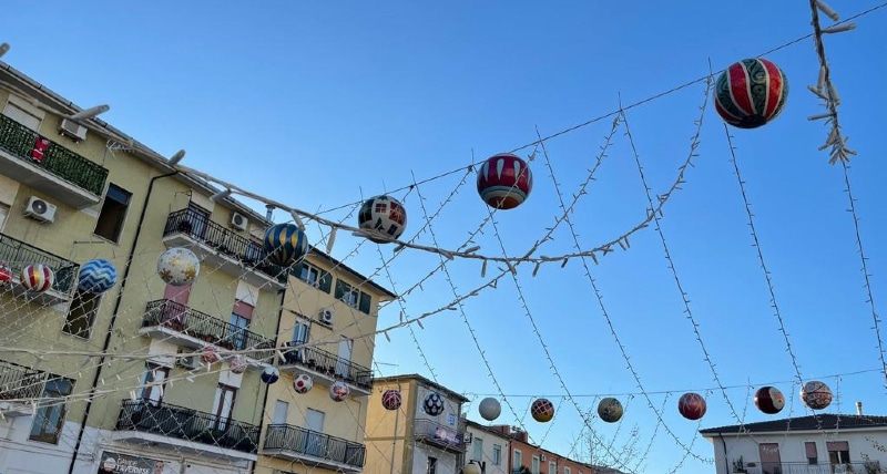 Crosia, luminarie artistiche ed ecosostenibili fornite da Ecoross