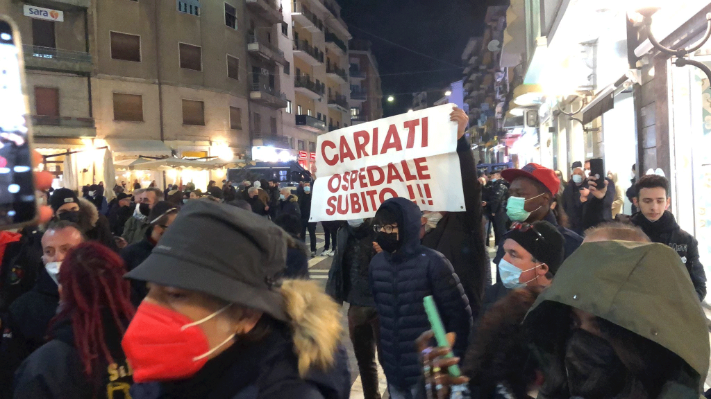 Tensione al No Draghi Day di Cosenza per il blocco del corteo