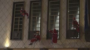 i Babbo Natale acrobatici