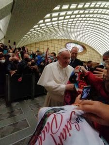 il Papa con la sciarpa della pace