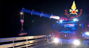 Camion precipita dal cavalcavia sulla A2 tra Altilia e Rogliano, due morti