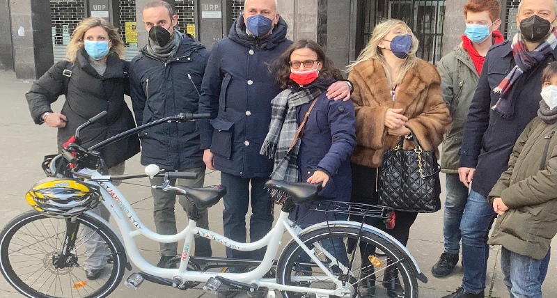 Consegnata a Cosenza la bici degli abbracci Hugbike