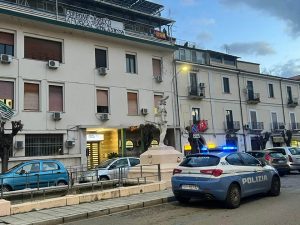 Cosenza, dipendenti licenziati protesta sul tetto della San Bartolo-Misasi 2