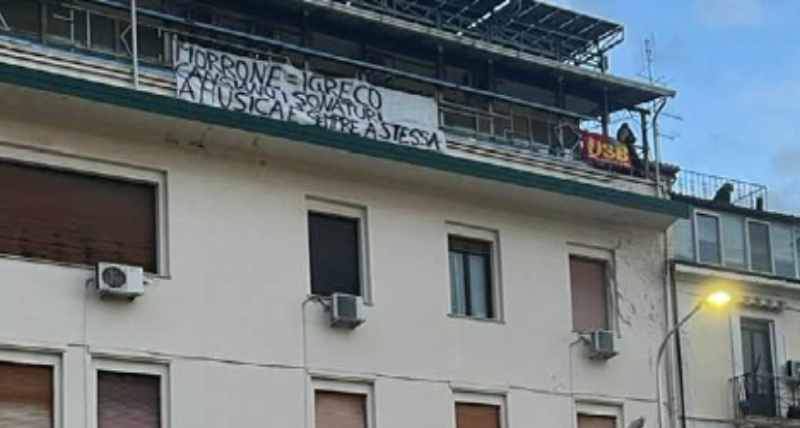 Cosenza, dipendenti licenziati protesta sul tetto della San Bartolo-Misasi