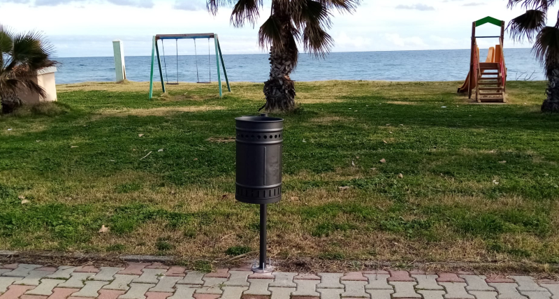 Crosia, Ecoross installa cestini gettacarte e contenitori per Rup