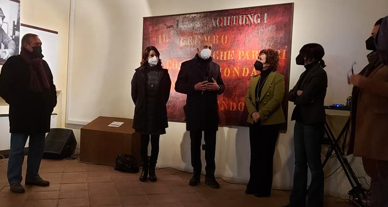 Il Sindaco Franz Caruso ha inaugurato al Museo dei Brettii e degli Enotri la Mostra di Bruno Canova sulla Shoah