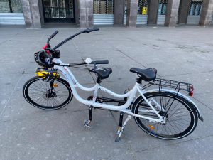 il Sindaco Franz Caruso riceve la bici degli abbracci 3