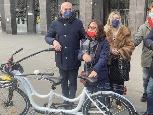 il Sindaco Franz Caruso riceve la bici degli abbracci