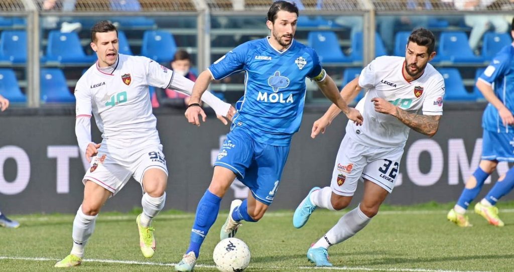 Cosenza Calcio: i lupi affondano sul lago