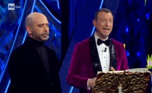 Checco Zalone Sanremo 2022 Calabria (Ph. RAIPLAY)