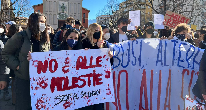 Cosenza, il grido degli studenti in piazza Meno abusi e più rispetto Liceo Castrolibero manifestazione Cosenza