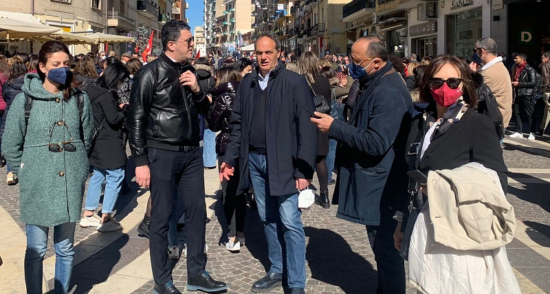Cosenza, l'amministrazione partecipa al sit in dei lavoratori della Abramo Customer Care
