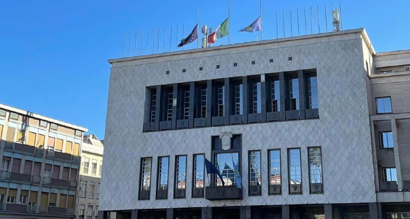 Giorno del Ricordo, a Palazzo dei Bruzi bandiere a mezz’asta