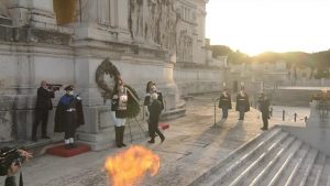 Il capo dello stato Mattarella rende omaggio al Milite Ignoto