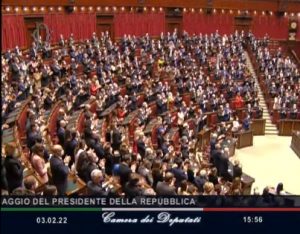 L'applauso dell'aula di Montecitorio al discorso di Mattarella