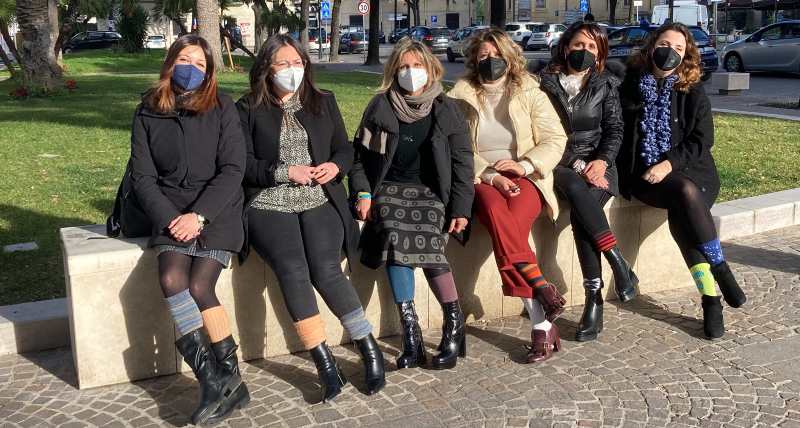 Le donne di Palazzo dei Bruzi celebrano la Giornata dei calzini spaiati per richiamare l'attenzione sulla diversità e l'inclusione