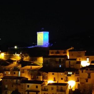 La Torre dell’Orologio illuminata dei colori nazionali dell'Ucraina